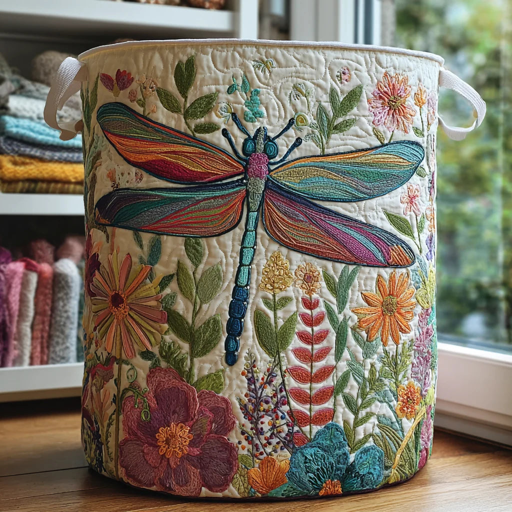 Cesta portabiancheria imbottita con libellule nel giardino